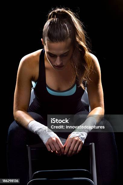 Ajuste Feminino Lutador De Mma Sentado Sobre Um Fundo Preto - Fotografias de stock e mais imagens de Adulto