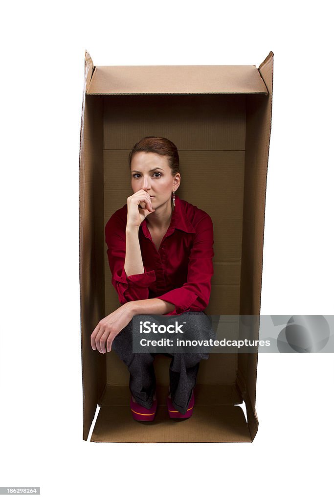 Mulher de Negócios sentado em uma sensação incluída na caixa - Royalty-free Adulto Foto de stock