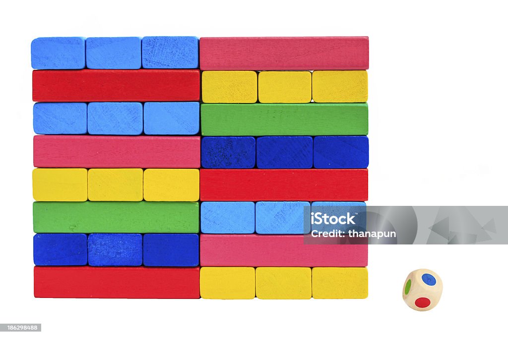 Colapso de madeira e blocos de brinquedo colorido Torre de dados - Foto de stock de Amarelo royalty-free