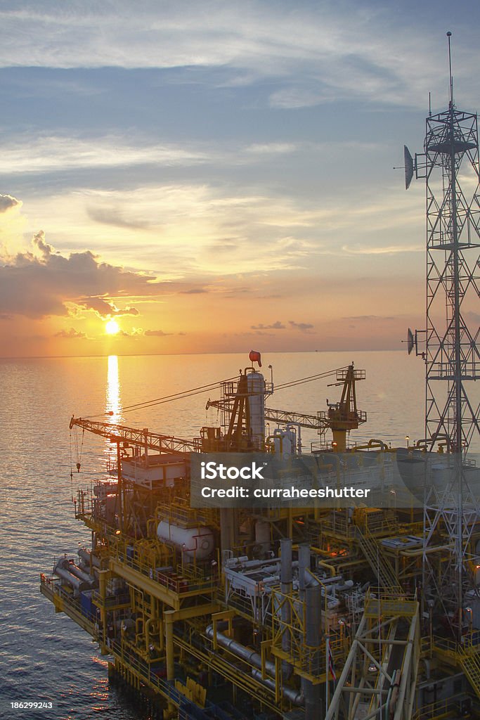 Plataforma de petróleo y gas en tiempo al atardecer o al amanecer - Foto de stock de Brasil libre de derechos