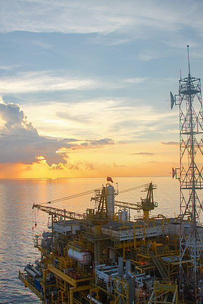 plataforma de petróleo e gás no pôr do sol ou nascer do sol tempo - oil pumping unit at sunset time - fotografias e filmes do acervo