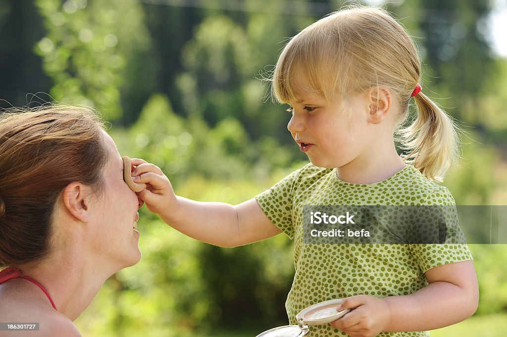 Kleines Mädchen Ihre Mutter Gesicht -pulver - Lizenzfrei Alleinerzieherin Stock-Foto
