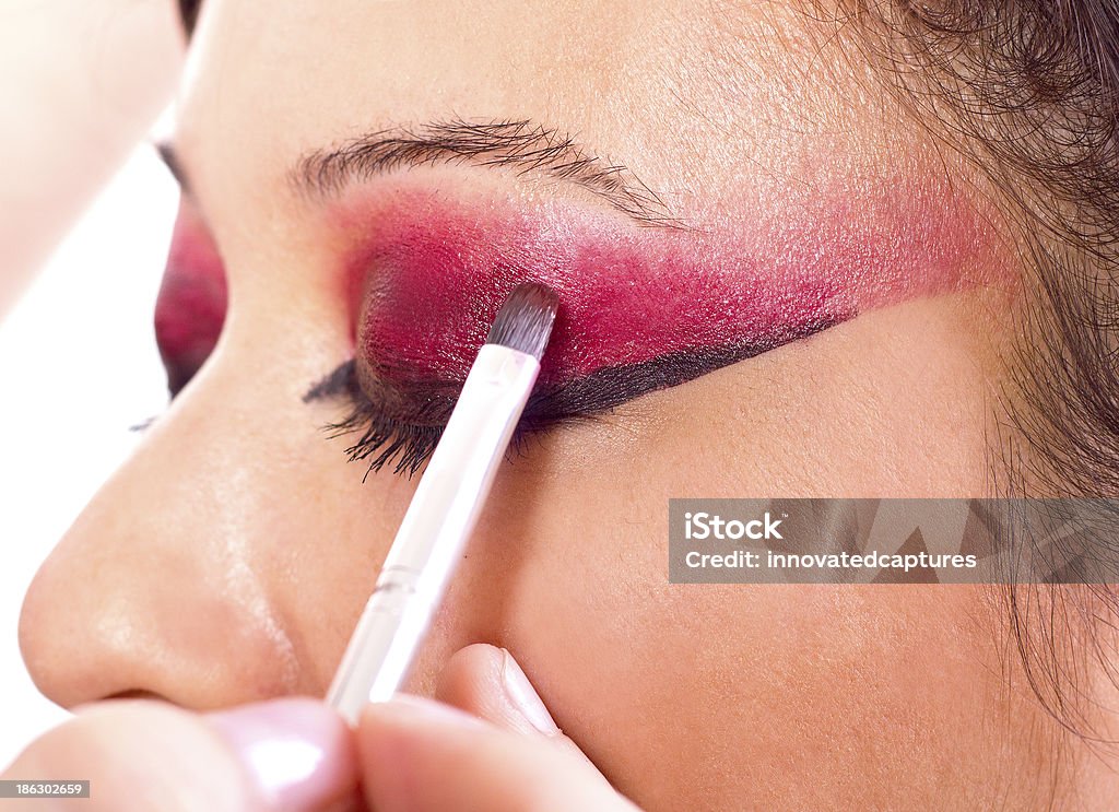 make-up artist applicare make up su modello - Foto stock royalty-free di Adulto