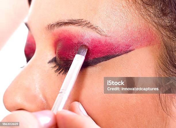 Makeup Artist Applicare Make Up Su Modello - Fotografie stock e altre immagini di Adulto - Adulto, Arte, Arti e mestieri