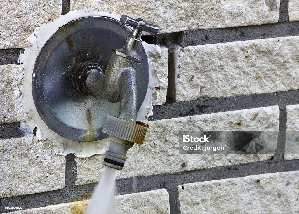Водопроводный кран на белом стена - Стоковые фото Белый роялти-фри