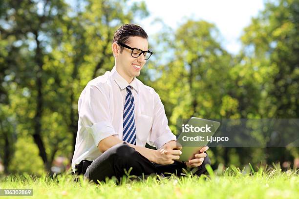 Junge Businessperson Mit Brille Arbeiten Auf Einem Tabletpc Im Park Stockfoto und mehr Bilder von Arbeiten