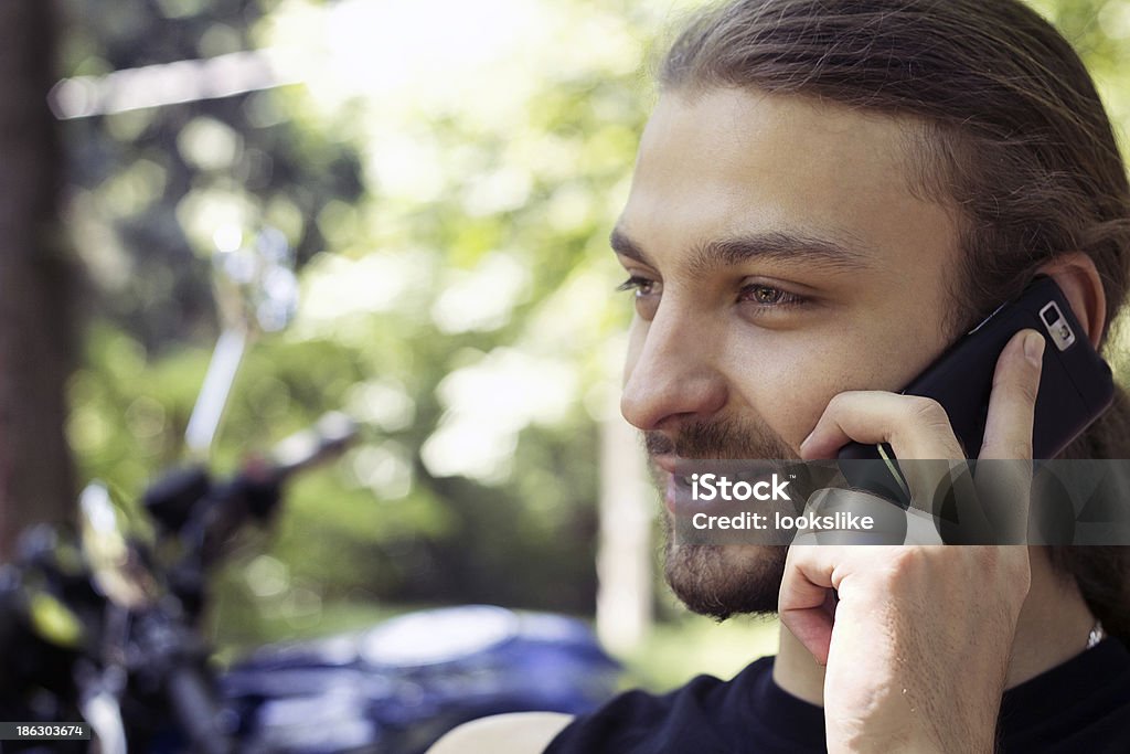 Mann Lächeln Während der Verwendung cellphone - Lizenzfrei 20-24 Jahre Stock-Foto