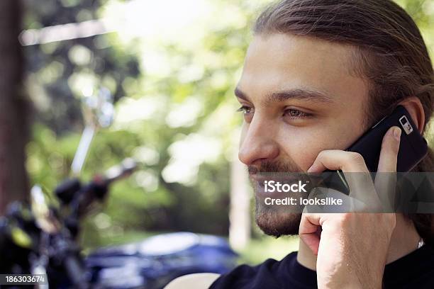 Mann Lächeln Während Der Verwendung Cellphone Stockfoto und mehr Bilder von 20-24 Jahre - 20-24 Jahre, 2000-2009, 21. Jahrhundert