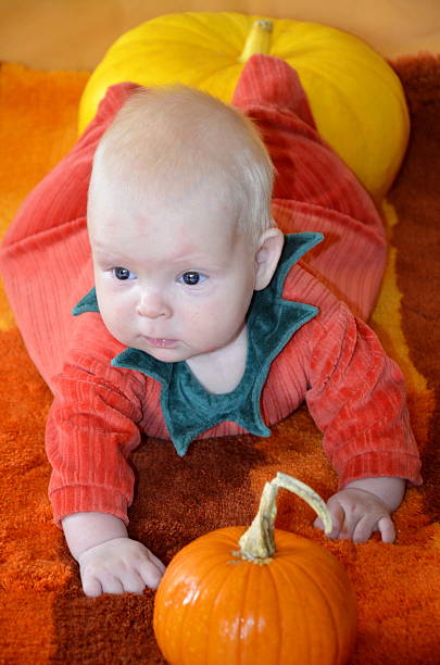 Niña y una pequeña de calabaza - foto de stock