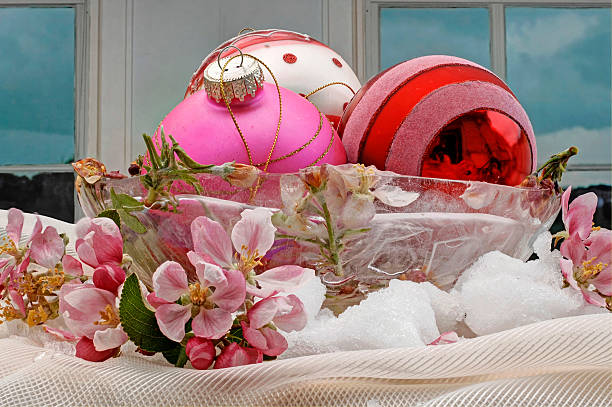 bombek choinkowych w lodzie tacę z kwiatów - weihnachtlicher zdjęcia i obrazy z banku zdjęć