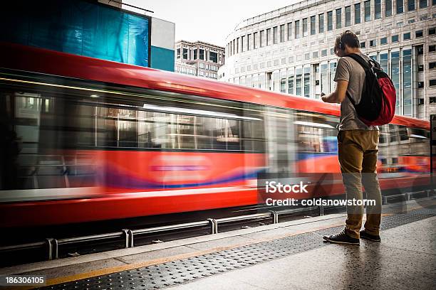 Warten Am Bahnhof Stockfoto und mehr Bilder von Bahnsteig - Bahnsteig, Im Freien, London - England