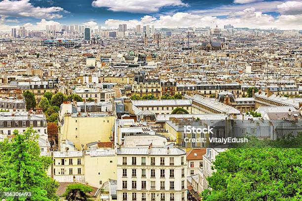 Vista De Paris Do Hill Montmartreparis - Fotografias de stock e mais imagens de Acima - Acima, Arquitetura, Azul