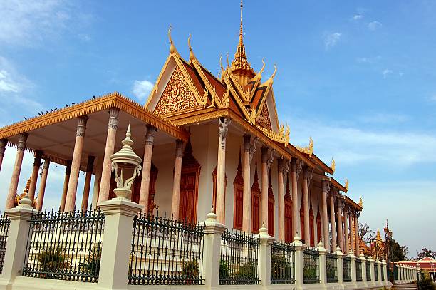 pagoda d'argento, phnom penh, cambogia - stupa royal stupa local landmark national landmark foto e immagini stock