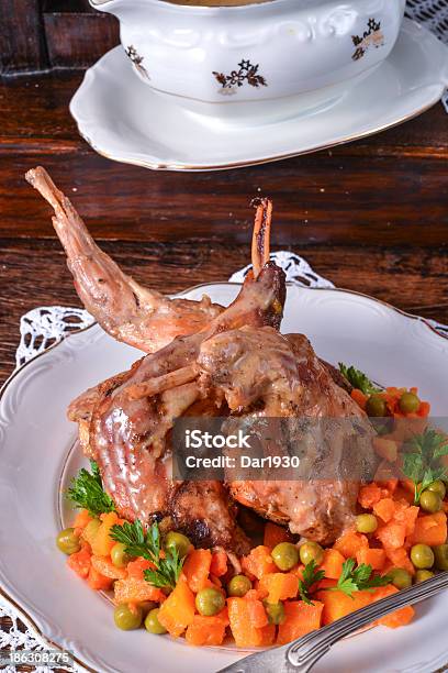 Asado De Conejo Foto de stock y más banco de imágenes de Ajo - Ajo, Al horno, Alimento