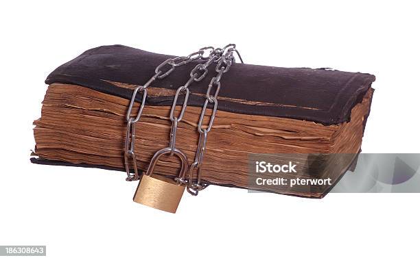 Photo libre de droit de Prière Vieux Livre Avec Cadenas Et Chaîne banque d'images et plus d'images libres de droit de Censure - Censure, Livre, Abstrait