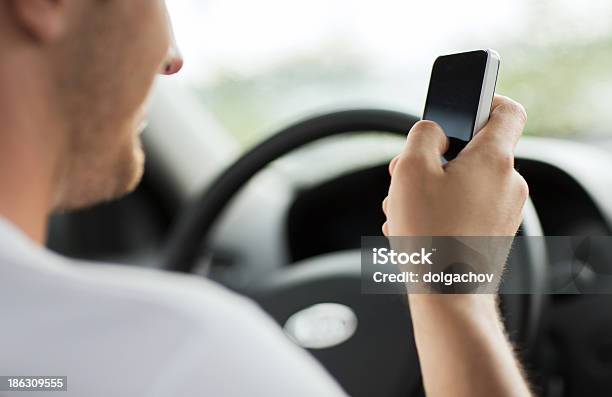 Foto de Homem Usando Telefone Enquanto Estiver Dirigindo O Carro e mais fotos de stock de Adulto