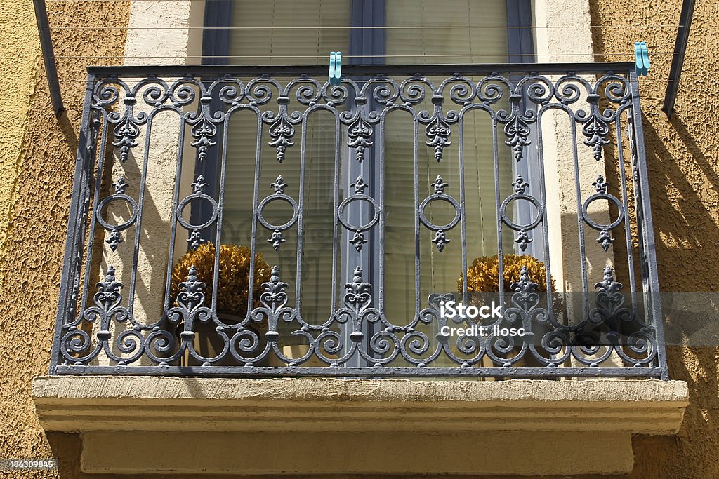 Balkon mit blau schmiedeeiserne Geländer - Lizenzfrei Architektonisches Detail Stock-Foto