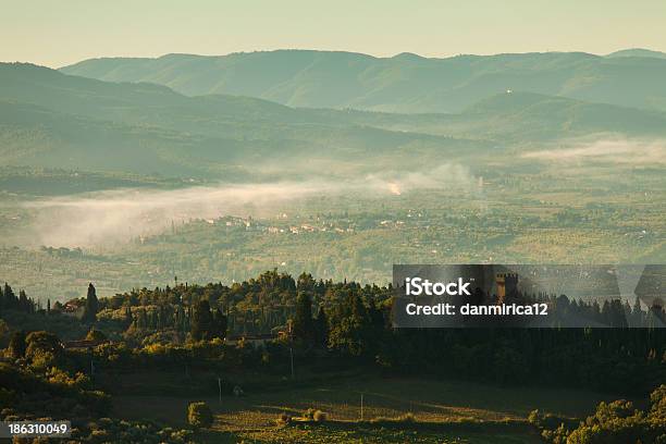 Photo libre de droit de Paysage De Campagne Toscane Italie banque d'images et plus d'images libres de droit de Arbre - Arbre, Aube, Brouillard