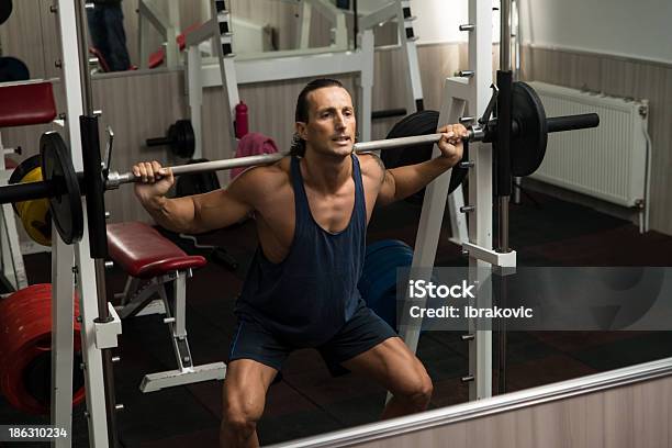 Langhantelsquat Stockfoto und mehr Bilder von Trainingsraum - Freizeiteinrichtung - Trainingsraum - Freizeiteinrichtung, Aktiver Lebensstil, Anaerobes Training