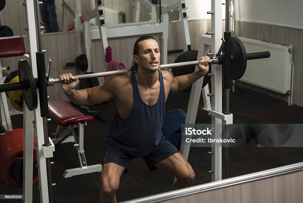 Squat con bilanciere - Foto stock royalty-free di Palestra - Club ginnico