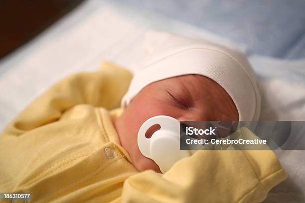 슬리핑 아기 세로는 0-11 개월에 대한 스톡 사진 및 기타 이미지 - 0-11 개월, 1개월, 귀여운