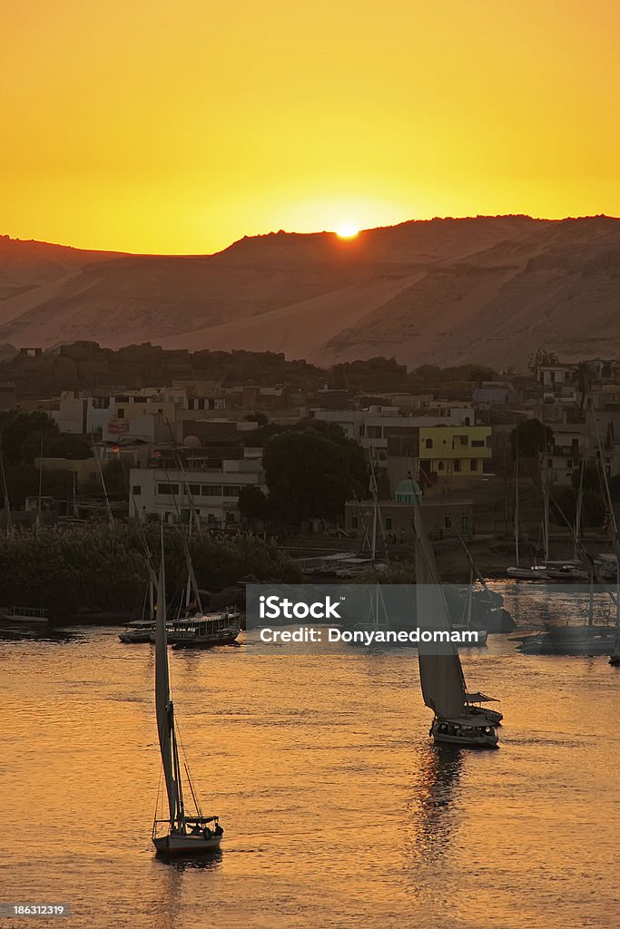 Felucca Barcos à vela no Rio Nilo ao pôr do sol, Aswan - Royalty-free Amanhecer Foto de stock