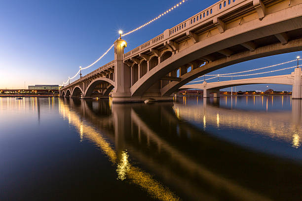 mill avenue bridge - phoenix arizona city road - fotografias e filmes do acervo