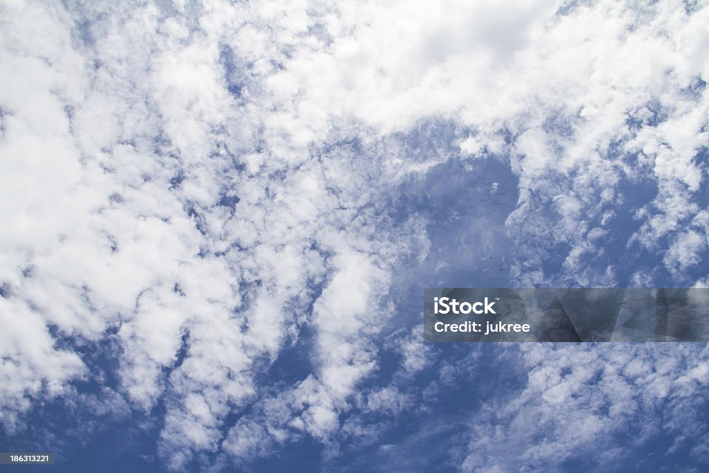 Cielo blu con primo piano nuvoloso - Foto stock royalty-free di Ambientazione esterna