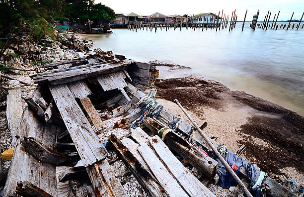 relitto barca sulla spiaggia - wreck recreational boat nature mode of transport foto e immagini stock