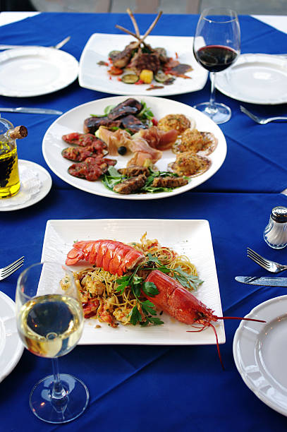 이탈리아 요리 디너 표 - steak dinner lobster wine 뉴스 사진 이미지
