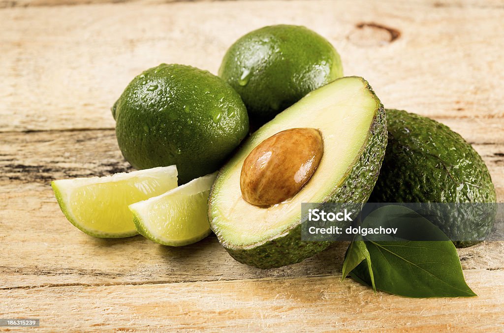 avocado und Limetten auf hölzernen Hintergrund - Lizenzfrei Abnehmen Stock-Foto