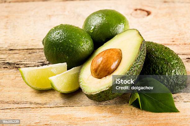 Avocado Und Limetten Auf Hölzernen Hintergrund Stockfoto und mehr Bilder von Abnehmen - Abnehmen, Avocado, Bildhintergrund