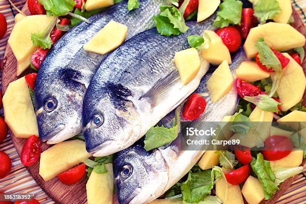 Pargo Com Batata E Tomate - Fotografias de stock e mais imagens de Alecrim - Alecrim, Alimentação Saudável, Almoço