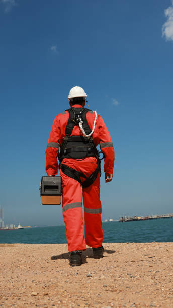 ingegnere intelligente con uniforme di sicurezza arancione e imbracatura di sicurezza - engineer environment orange manual worker foto e immagini stock