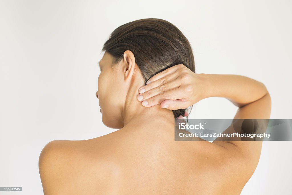 Mujer con dolor de cuello y la parte superior de la espalda - Foto de stock de Adulto libre de derechos