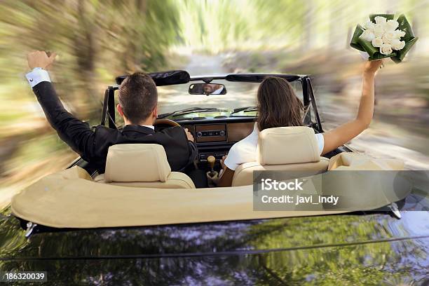 Recién Casados Pareja En Una Vieja Coche Convertible Foto de stock y más banco de imágenes de Boda