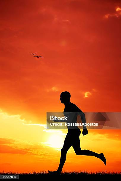 Homem Correr Ao Pôr Do Sol - Arte vetorial de stock e mais imagens de Adrenalina - Adrenalina, Adulto, Ao Ar Livre