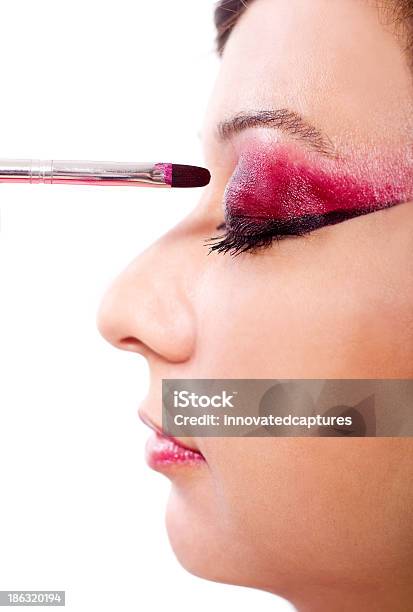 Maquillador Aplicar Maquillaje En El Modelo Foto de stock y más banco de imágenes de Adulto - Adulto, Adulto joven, Aplicar