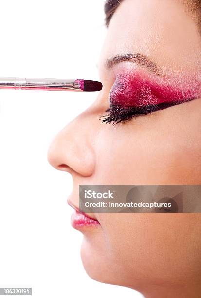 Makeup Artist Applicare Make Up Su Modello - Fotografie stock e altre immagini di Adulto - Adulto, Arte, Arti e mestieri