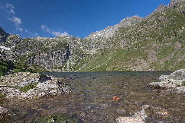 mountain lake, le parc national des pyrénées, france - panoramic lake river scenics photos et images de collection