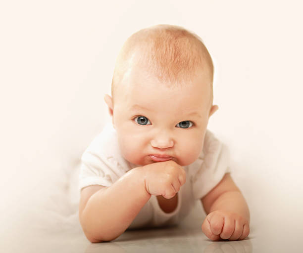 istock little child lying on a blanket 186321171