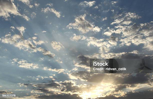 Nubes Al Atardecer Foto de stock y más banco de imágenes de Aire libre - Aire libre, Azul, Belleza de la naturaleza