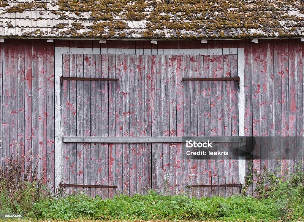 Porte d'une ancienne grange vieilli - Photo de Architecture libre de droits