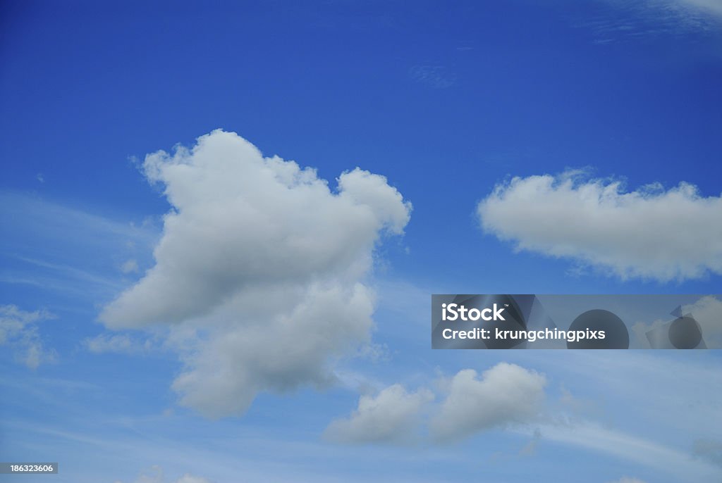 Nuvole contro il cielo blu - Foto stock royalty-free di Ambientazione esterna