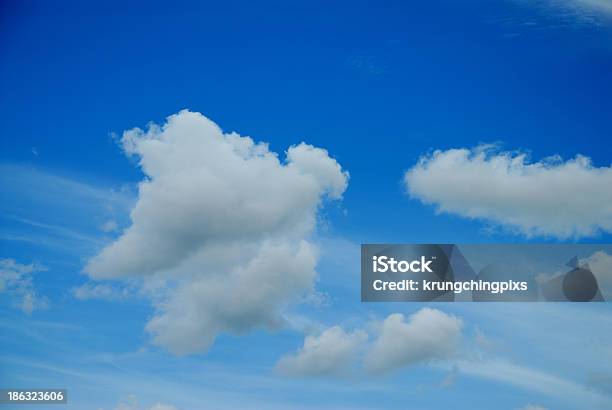Nuvole Contro Il Cielo Blu - Fotografie stock e altre immagini di Ambientazione esterna - Ambientazione esterna, Astratto, Bellezza naturale