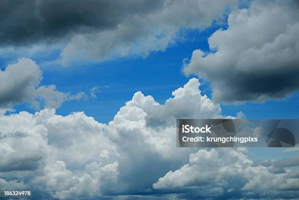 Nubes En El Cielo Azul Foto de stock y más banco de imágenes de Abstracto - Abstracto, Aire libre, Azul