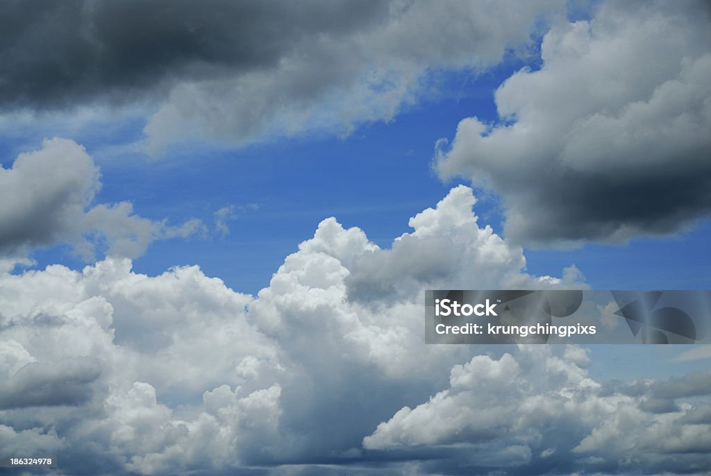 Nuages et ciel bleu en toile de fond - Photo de Abstrait libre de droits