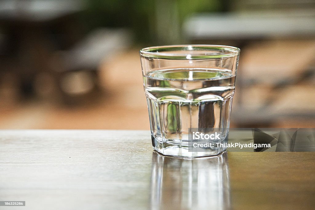 Glas Wasser auf einem Tisch - Lizenzfrei Durst Stock-Foto