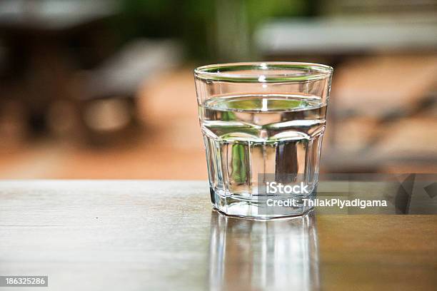 Glas Wasser Auf Einem Tisch Stockfoto und mehr Bilder von Durst - Durst, Einzelner Gegenstand, Erfrischung