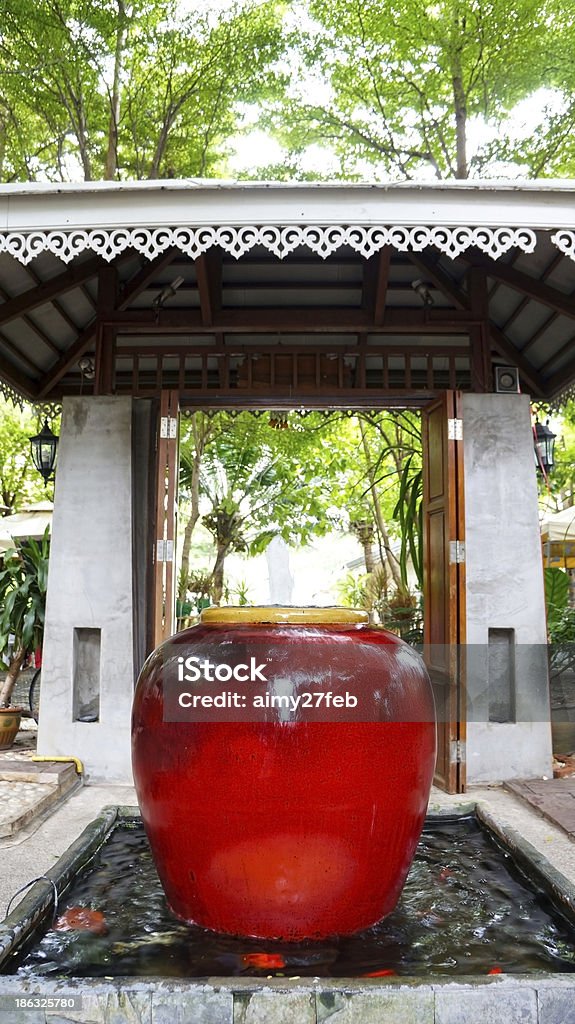 Grande vaso per esterno - Foto stock royalty-free di Ambientazione esterna